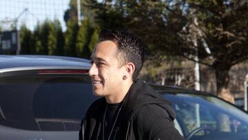 Fabián Orellana abandona las instalaciones de A Madroa durante su etapa como jugador del Celta.