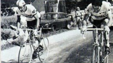 HISTÓRICO. Thévenet pasando a Eddy Merckx en Pra Loup.