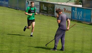 Dani Fernández se metió caña en el Santi Gutiérrez Calle que estuvo poniendo a punto Fran Borbolla, uno de los jardineros que mima los campos del Racing.