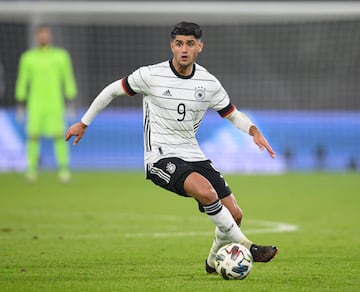 El internacional alemán nació en la ciudad siria de Amuda, y siendo muy pequeño, su familia huyó de Siria refugiándose en Düsseldorf, Alemania. Allí empezó a jugar al fútbol el pequeño Mahmoud hasta convertirse en un jugador importante. 