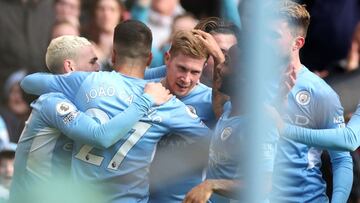 Soccer Football - Premier League - Manchester City v Chelsea - Etihad Stadium, Manchester, Britain - January 15, 2022 Manchester City's Kevin De Bruyne celebrates scoring their first goal with teammates Action Images via Reuters/Carl Recine EDITORIAL