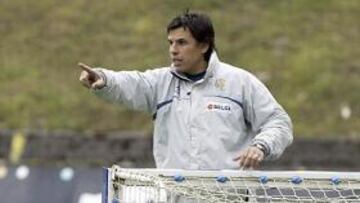 <b>ÓRDENES. </b>Coleman da instrucciones a sus jugadores durante un entrenamiento de la Real Sociedad.