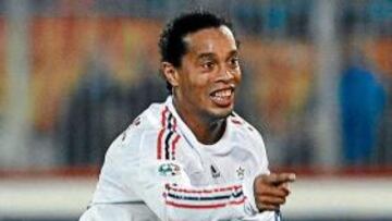 Ronaldinho celebra su gol.