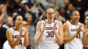 Breanna Stewart y Bria Hartley celebran la clasificaci&oacute;n de UConn tras derrotar a Stanford en semifinales. 