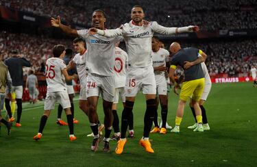 3-0. Youssef En-Nesyri celebra el tercer tanto, segundo de cuenta particular, con Loïc Badé.