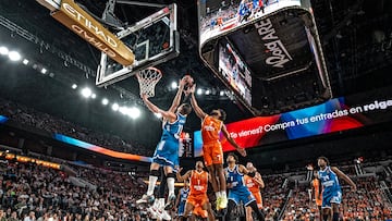 Alex Len, Mario Hezonja y Braxton Key pelean por un balón en el Valencia Basket-Real Madrid disputado el 11 de noviembre en el Roig Arena con triunfo taronja por 89-76.