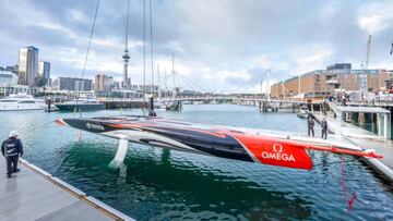 El AC 75 del Team New Zealand es puesto en el agua en Auckland.