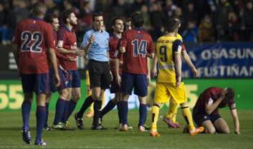 Los jugadores protestan al árbitro Martínez Munuera.