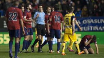 Los jugadores De Osasuna  protestan al árbitro Martínez Munuera.