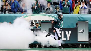 PHILADELPHIA, PA - OCTOBER 29: Carson Wentz #11 of the Philadelphia Eagles takes the field prior to taking on the San Francisco 49ers during their game at Lincoln Financial Field on October 29, 2017 in Philadelphia, Pennsylvania.   Abbie Parr/Getty Images/AFP
 == FOR NEWSPAPERS, INTERNET, TELCOS &amp; TELEVISION USE ONLY ==