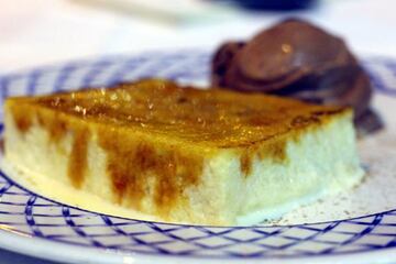 Torrija caramelizada con helado de chocolate y base de galleta.