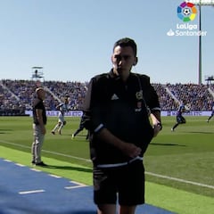 El cuarto árbitro debió tirar de móvil para comunicarse con el VAR