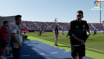 El cuarto árbitro debió tirar de móvil para comunicarse con el VAR