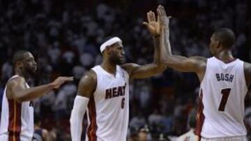 Los jugadores Dwyane Wade, LeBron James y Chris Bosh celebran la victoria ante los Bobcats,