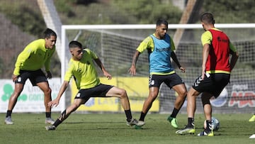 Jonathan Viera y Pedri, durante un entrenamiento de Las Palmas.