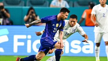 Argentina's Lionel Messi (L) controls the ball during the international friendly match between Honduras and Argentina at Hard Rock Stadium in Miami Gardens, Florida, on September 23, 2022. (Photo by CHANDAN KHANNA / AFP)