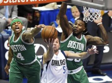 El puertorriqueño José Juan Barea salta para encestar delante de Isaiah Thomas y Jae Crowder.