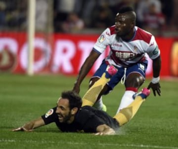 El defensa del Atlético de Madrid Juanfran y el centrocampista ghanés del Granada Wakaso