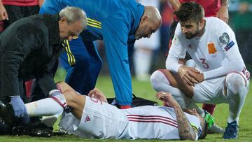 Rotos. Sergio Ramos y Piqué, durante el partido en Albania. Hoy no estarán en la lista por lesión.