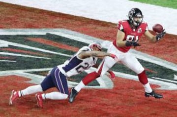 Matt Ryan entendió que el cara a cara entre Hooper y Chung era claramente favorable para su TE y le buscó en varios pases consecutivos hasta que le encontró en la end zone de Patriots.