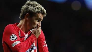 Griezmann, se besa el escudo del Atlético.