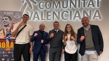 Los protagonistas de la presentación en FITUR 2025, con los medallistas Ayoub Ghadfa y Laura Fuertes.