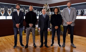 El presidente del Real Madrid, Florentino Pérez, junto a Sergio Ramos, Marcelo, Felipe Reyes Y Llull.