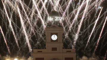 El reloj de la Real Casa de Correos felicita el 2024 con fuegos artificiales, tras las campanadas de Nochevieja 2023, en la Puerta del Sol, a 1 de enero de 2024, en Madrid (España). El aforo en la madrileña Puerta del Sol para dar la bienvenida al 2024 con las uvas el 31 de diciembre y la víspera, el día 30, se ha establecido en 15.000 personas, el doble que el año pasado debido a que las obras que lo limitaron el año pasado han sido finalizadas para la celebración de este evento.
31 DICIEMBRE 2023;CAMPANADAS;PUERTA DEL SOL;UVAS;FUEGOS ARTIFICIALES;AÑO VIEJO;AÑO NUEVO;NOCHEVIEJA;CELEBRACIÓN;BIENVENIDOS;2024;1 ENERO;UVAS;RELOJ;FUEGOS ARTIFICIALES
Eduardo Parra / Europa Press
01/01/2024