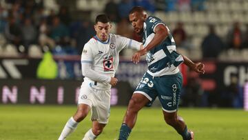 AME3560. PACHUCA (MÉXICO), 28/09/2024.- Salomon Rondon (d) de Pachuca disputa el balón con Erik Lira de Cruz Azul, durante un partido este sábado de la jornada 10 del torneo Apertura 2024, disputado en el estadio Hidalgo, en Pachuca (México). EFE/ David Martínez Pelcastre