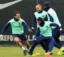 Xavi, Iniesta y Tello trabajan con el grupo; Dani Alves, al margen
