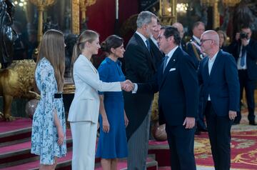 La Princesa Leonor saluda al presidente de la CEOE, Antonio Garamendi, durante el besamanos en el Palacio Real con ocasión del Juramento de la Constitución.