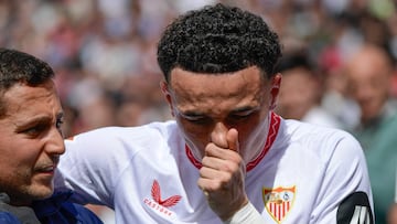Rubén Vargas abandona lesionado el césped del Ramón Sánchez-Pizjuán.