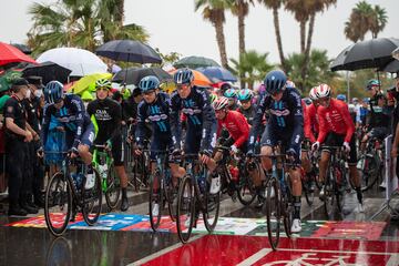 El inicio de la segunda etapa de La Vuelta. Los ciclistas han tenido que correr bajo la lluvia.