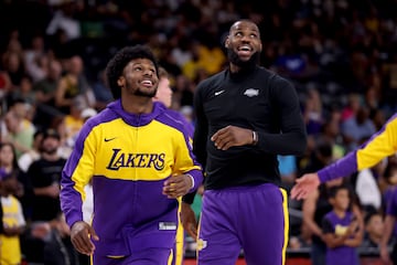 Padre e hijo se divierten durante el calentamiento previo al partido de pretemporada de la NBA entre Golden State Warriors y Los Angeles Lakers.