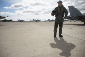 El piloto de Suzuki Maverick Viñales  ha pilotado el avión de combate F-18 de la Base Aérea de Zaragoza, con el que ha pasado del asfalto del circuito de MotorLand, donde competirá el próximo domingo en MotoGP, al cielo de Aragón. Viñales, cuyo nombre, Maverick, se debe al fervor que sentía su padre, Ángel, por el protagonista de la película "Top Gun" que protagonizaba Tom Cruise, y en el que interpretaba el papel de un piloto de combate, ha logrado hoy hacer realidad otra de sus pasiones al subirse a un caza del ejército español.