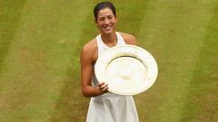 Garbi&ntilde;e Muguruza posa con el trofeo de campeona de Wimbledon. Esta victoria le ha permitido subir al quinto puesto del ranking WTA.