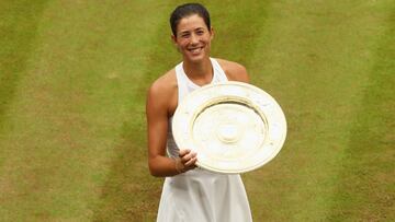 Garbi&ntilde;e Muguruza posa con el trofeo de campeona de Wimbledon. Esta victoria le ha permitido subir al quinto puesto del ranking WTA.