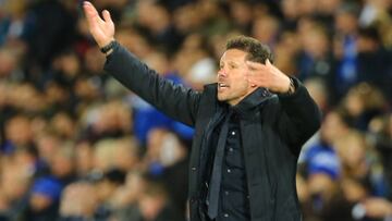 LEI01. LEICESTER (R.UNIDO), 18/04/2017.- El entrenador de Atlético de Madrid Diego Simeone da instrucciones a los jugadores hoy, martes 18 de abril de 2017, durante un partido entre el Leicester City y el Atlético de Madrid de la Liga de Campeones, que se disputa en Leicester (Reino Unido). EFE/TIM KEETON