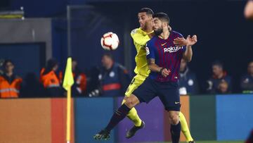 Ramiro Funes Mori   of Villarreal CF (L) and FC Barcelona&#039;s forward Luis Suarez   during spanish La Liga match between Villarreal CF vs F.C. Barcelona at La Ceramica Stadium on April  2, 209.