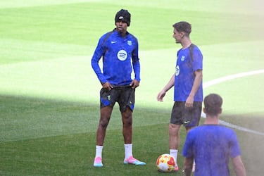 Todo parece indicar que Lamine ha cambiado de look para la final de la Copa del Rey y, en el entrenamiento previo, ha escondido su look para dar la sorpresa en el partido.