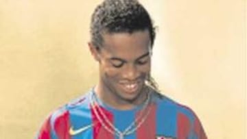 Ronaldinho, con su bota de oro.