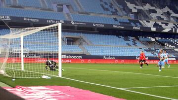 Lomb&aacute;n adelant&oacute; al M&aacute;laga desde el punto de penalti.
 