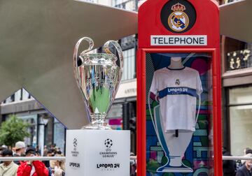 El trofeo de la Champions junto a una camiseta del Real Madrid en el Festival de la UEFA en Regent Street.