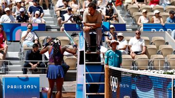 Paris (France), 30/07/2024.- Coco Gauff of the US argues with the umpire during the Women's Singles third round match against Donna Vekic of Croatia at the Tennis competitions in the Paris 2024 Olympic Games, at the Roland Garros in Paris, France, 30 July 2024. (Tenis, Croacia, Francia) EFE/EPA/RITCHIE B. TONGO