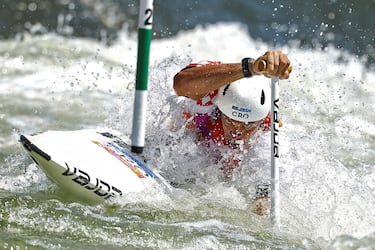 El Campeonato Mundial de piragüismo en eslalom se celebra desde el 29 de septiembre hasta el 4 de octubre en Penrith (Australia). En este espectacular primer plano, el croata Matija Marinic apura al máximo a su paso por una de las puertas del circuito durante su participación en las series masculinas, en las instalaciones del Penrith Whitewater Stadium.