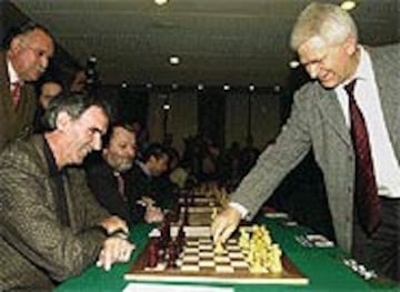 Durante la presentacin del IV Open Internacional de Ajedrez Villa de Bilbao, el ex campen del mundo de ajedrez, Boris Spassky, disput ayer 25 partidas simultneas. En una de ella se enfrent a Iribar, mtico ex guardameta del Athletic.