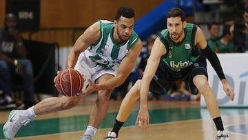 Trent Lockett controla la pelota ante Sergi Vidal.