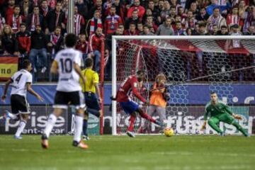 Jackson abrió la cuenta a la media hora de juego. Sus compañeros festejaron su gol con euforia.