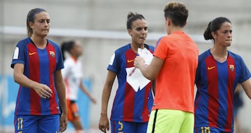 Las jugadoras del Barcelona hidratándose en uno de los descansos de la semifinal de la Copa de la Reina