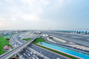 Localizado en la ciudad de Dub¨¢i, en los Emiratos ?rabes Unidos, siendo el principal aeropuerto de Dub¨¢i. Se encuentra en el distrito de Al Garhoud, a 4 km (2,5 millas) al sureste de Dub¨¢i. Este aeropuerto es la base principal de la aerol¨ªnea Emirates y Emirates SkyCargo, la aerol¨ªnea m¨¢s grande en el Medio Oriente.